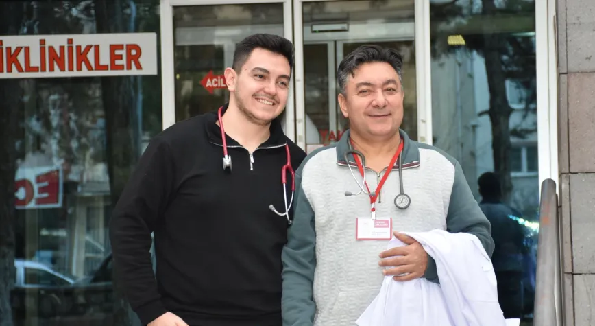 Afyonkarahisar Sandıklı'da Duygulandıran Tesadüf: Aynı Üniversiteden Mezun Baba-Oğul Doktorlar!