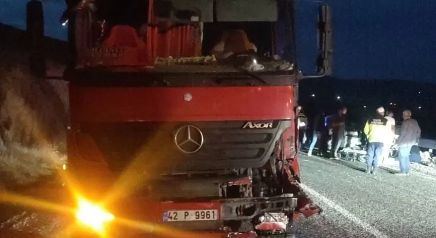 Afyonkarahisar'da Feci Kaza: Tır ve Otomobil Çarpıştı! 4 Yaralı