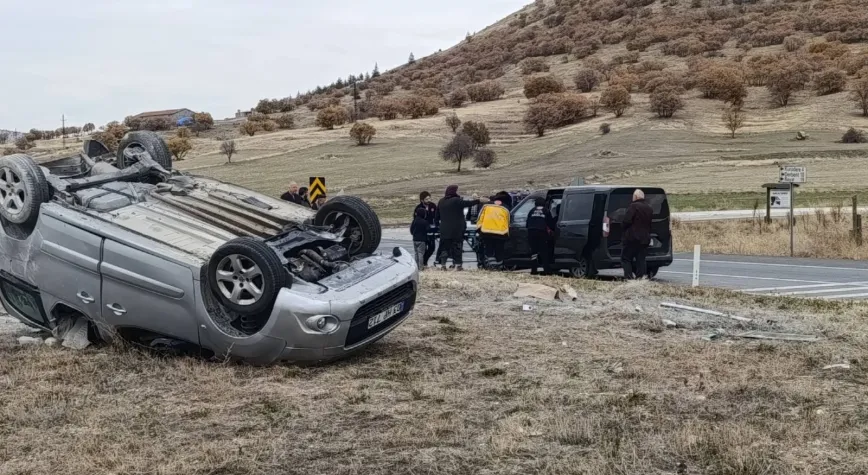 Afyonkarahisar'da Kaza! İki Hafif Ticari Araç Çarpıştı: 7 Yaralı!