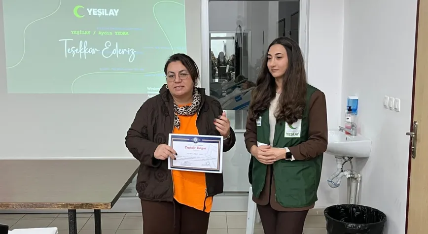 Aydın'da Üniversitelilerden Bağımlılıkla Mücadeleye Destek: Yeşilay Bilgilendirme Yaptı