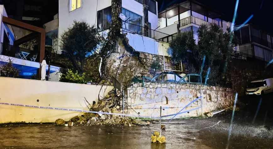 Bodrum'u Sağanak ve Dolu Vurdu: İstinat Duvarı Çöktü, Yollar Göle Döndü!