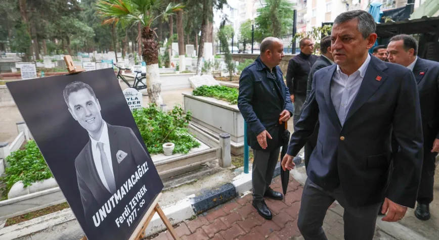 CHP Lideri Özel'den Manisa'da Duygu Dolu Anma: Zeyrek'in Kabrine Ziyaret
