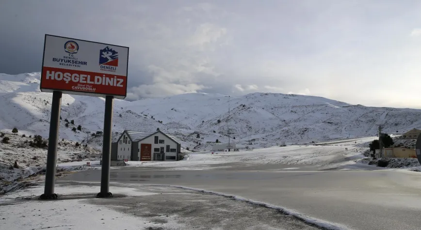 Denizli Kayak Merkezi'nde Kar Sevinci: İlk Kar Düştü, Zirve Beyaza Büründü!