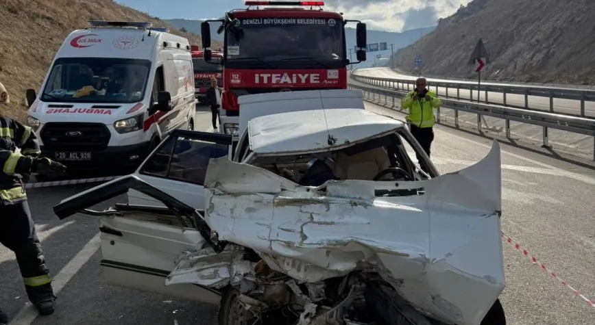 Denizli'de Feci Kaza: Kamyona Çarpan Otomobilde 1 Ölü, 1 Yaralı!