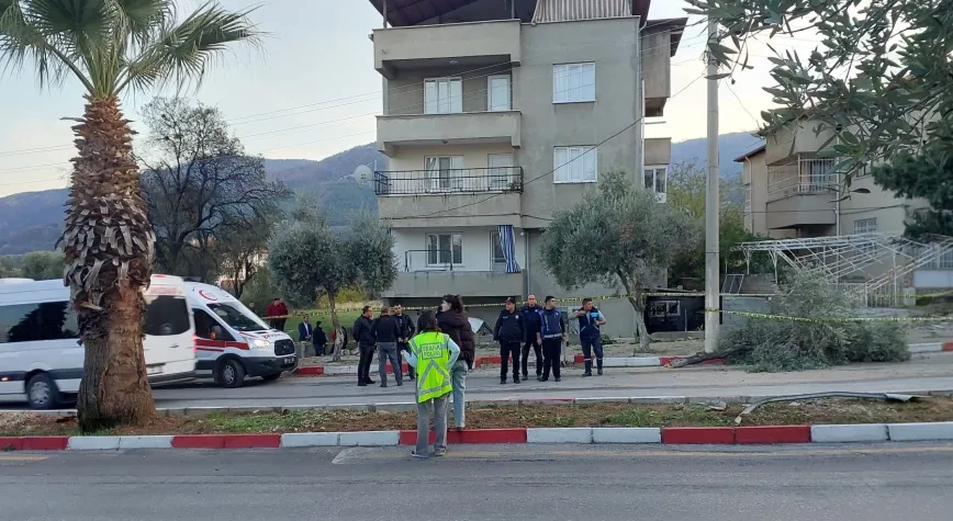 Denizli'de Feci Kaza: Kamyonet Ağaca Çarptı, 1 Ölü, 4 Yaralı!