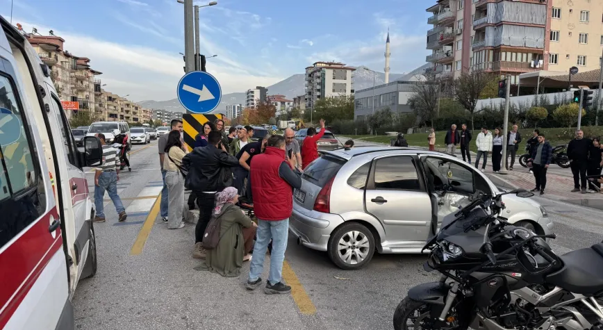 Denizli'de Feci Kaza: Otomobil ve Motosiklet Çarpıştı! 4 Yaralı