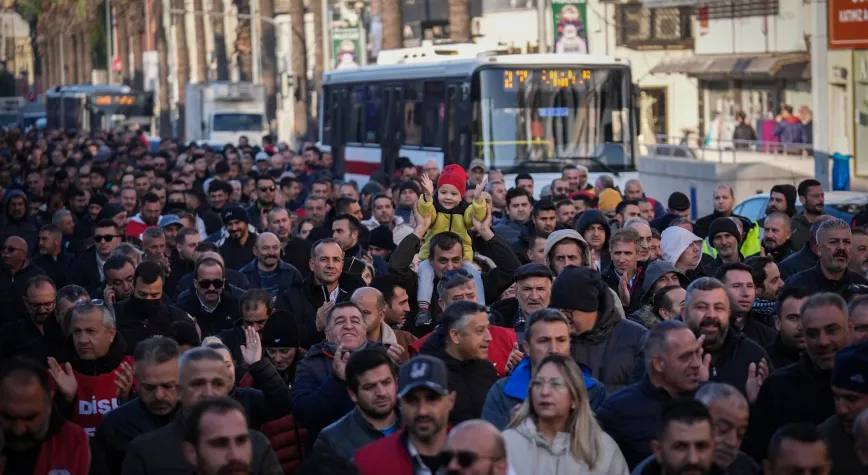 İzmir Büyükşehir İşçileri Hakları İçin Ayakta: Maaşlar Bölündü, Sokaklar Gerildi!