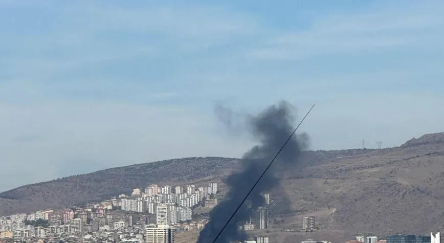 İzmir Karşıyaka'da İnşaat Atığı Yangını Paniğe Neden Oldu!