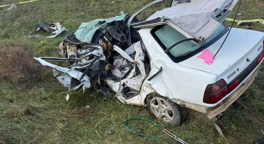 İzmir Menderes'te Korkunç Kaza: 2 Otomobil Çarpıştı, 1 Ölü, 1 Yaralı!