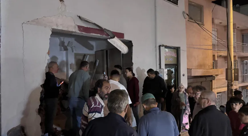 İzmir'de Kontrolden Çıkan Kamyon Faciası! Ev Duvarına Çarptı, Güvenlik Kamerası Kaydetti