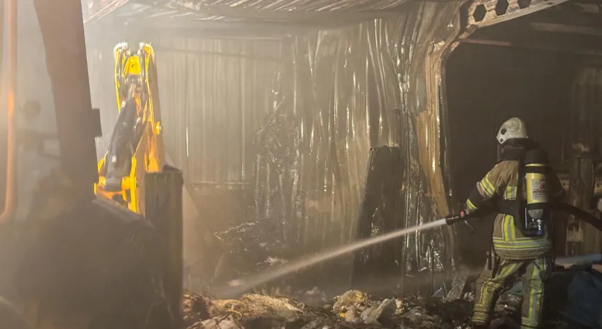 İzmir'de Korkutan Yangın Sona Erdi: Kompozit Fabrikasındaki Alevler Kontrol Altında!