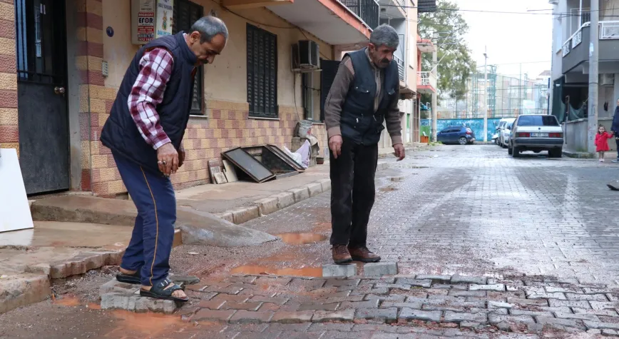 İzmir'de Pes Dedirten Görüntüler! Mahalleli, Belediyenin Yapmadığı Yolu Kendi İmkanlarıyla Onardı