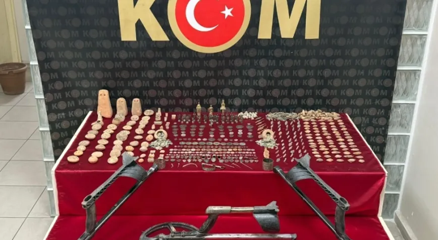 İzmir'de Tarihi Eser Operasyonu! 1142 Antika Ele Geçirildi