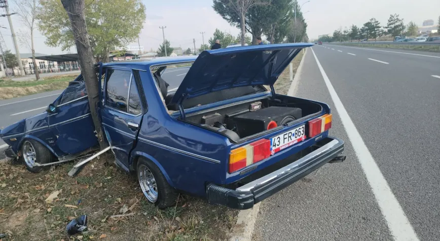 Kütahya'da Feci Kaza! Ağaca Çarpan Sürücü Hastaneye Kaldırıldı