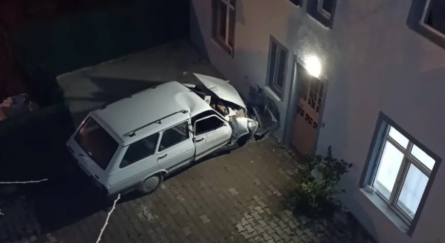 Kütahya'da Feci Kaza: Otomobil Eve Çarptı, 1 Ölü, 1 Yaralı!