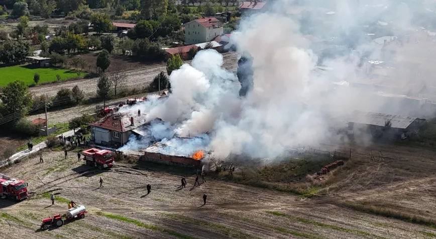 Kütahya'da Korkutan Yangın! Ev ve Araçlar Kül Olmaktan Son Anda Kurtarıldı
