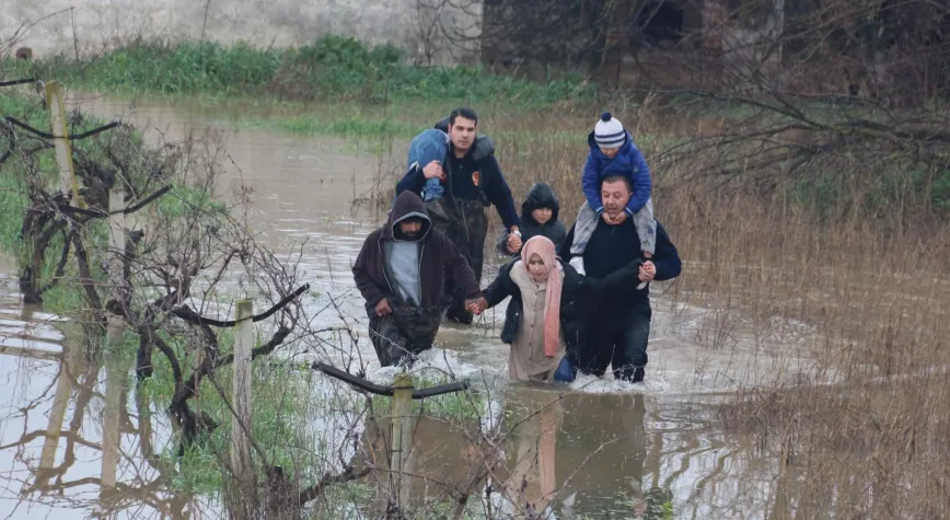 Manisa'da Gediz Nehri Dehşet Saçtı: Bağ Evinde Mahsur Kalan 5 Kişi Son Anda Kurtarıldı!