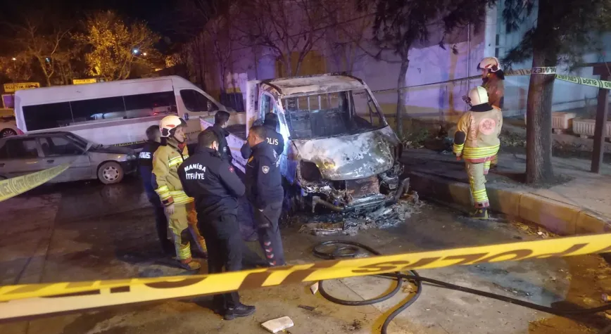 Manisa'da Hurda Kamyonette Şok Eden Keşif: Gizemli Yangın Can Aldı!