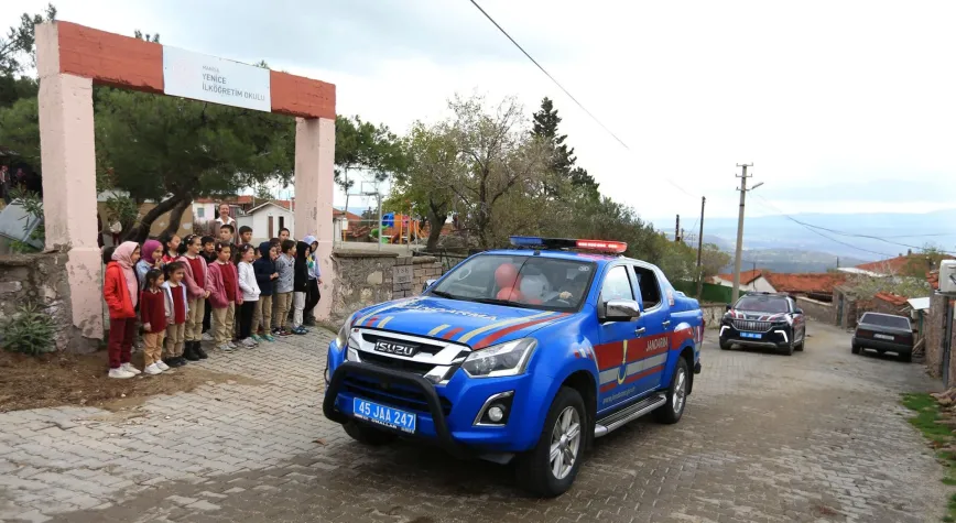 Manisa'da Jandarmadan Minik Kalplere Cumhuriyet Bayramı Coşkusu!