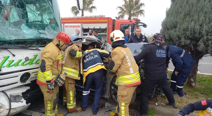Manisa'da Zincirleme Kaza Dehşeti: Otomobil, Traktör ve Otobüs Çarpıştı, 6 Yaralı Var!