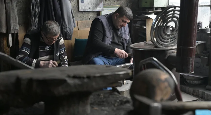 Manisa'nın Demirci İlçesi'nden 65 Yıllık Emeğin Sesi: Çan Ustası Mustafa Sabancı Geleneksel Mirası Yaşatıyor!