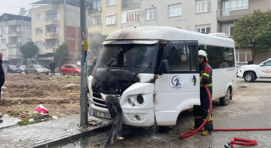 Nazilli'de Park Halindeki Minibüs Alev Aldı: Yangının Sebebi Araştırılıyor!
