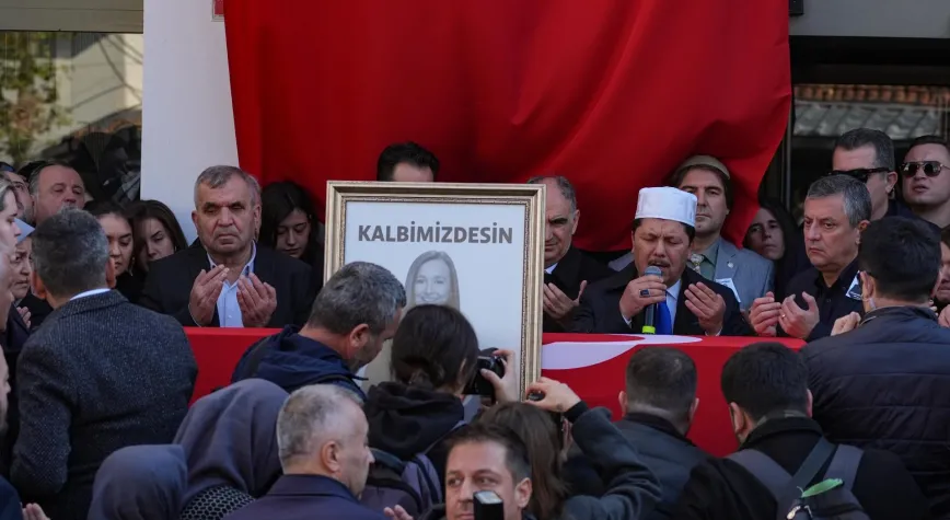 Şehzadeler Başkanı Gülşah Durbay'a Gözyaşlarıyla Veda: Özgür Özel'den Duygulandıran Konuşma