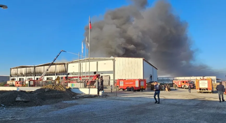 SON DAKİKA: Denizli'de Fabrika Yangını Korkuttu! Çardak OSB'de Büyük Tehlike Söndürüldü