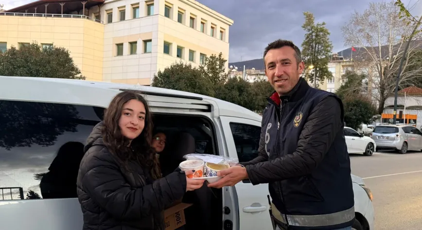Tire'den Yürek Isıtan Görüntüler! Lise Öğrencileri Emniyet Personeline İftar Kumanyası Dağıttı