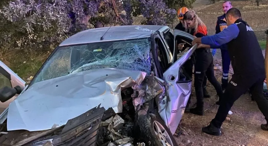 Uşak'ta Feci Kaza! Traktör ve Otomobil Çarpıştı: Çift Yaralı