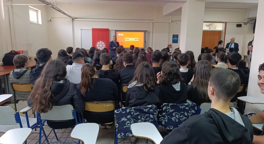 Uşak'ta Lise Öğrencilerine 'Dijital Kalkan': Dezenformasyonla Mücadele Eğitimi Başladı!